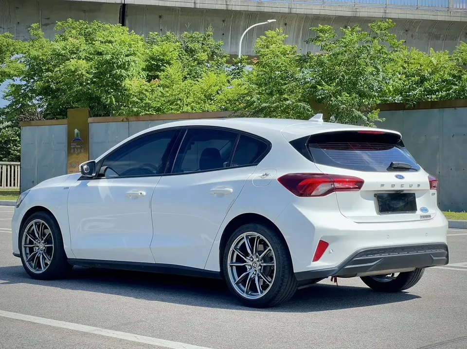 Ford Focus fox 2022 Hatchback EcoBoost 180 Automatic ST Line 2023 — миниатюра 2