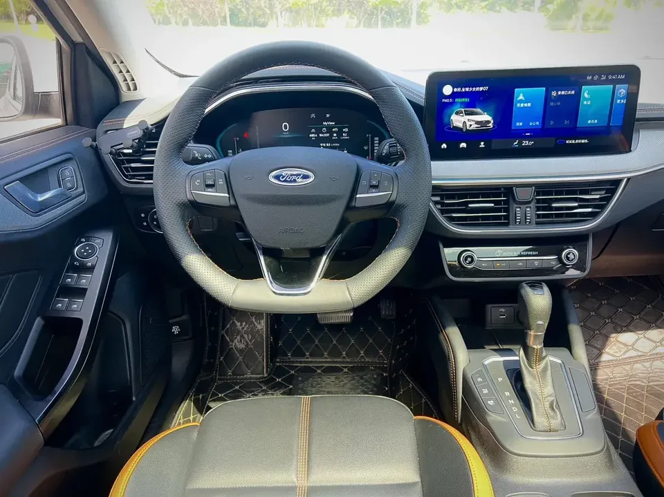 Ford Focus fox 2022 Hatchback EcoBoost 180 Automatic ST Line 2023 — миниатюра 3