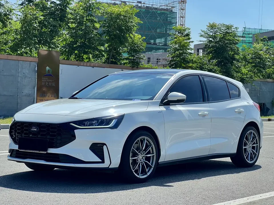 Ford Focus fox 2022 Hatchback EcoBoost 180 Automatic ST Line 2023 — фото 1, купить с доставкой в Москву