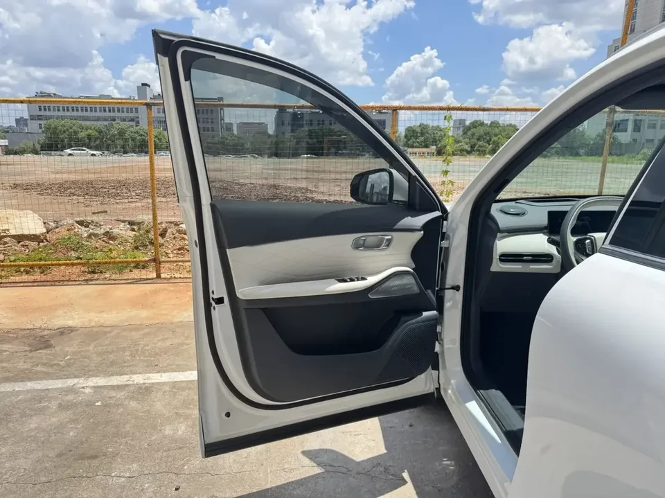 Geely Galaxy Starship 7 EM-i Galaxy Starship 7 EM-i 2025 120KM Pilot Edition 2024 — thumbnail 4
