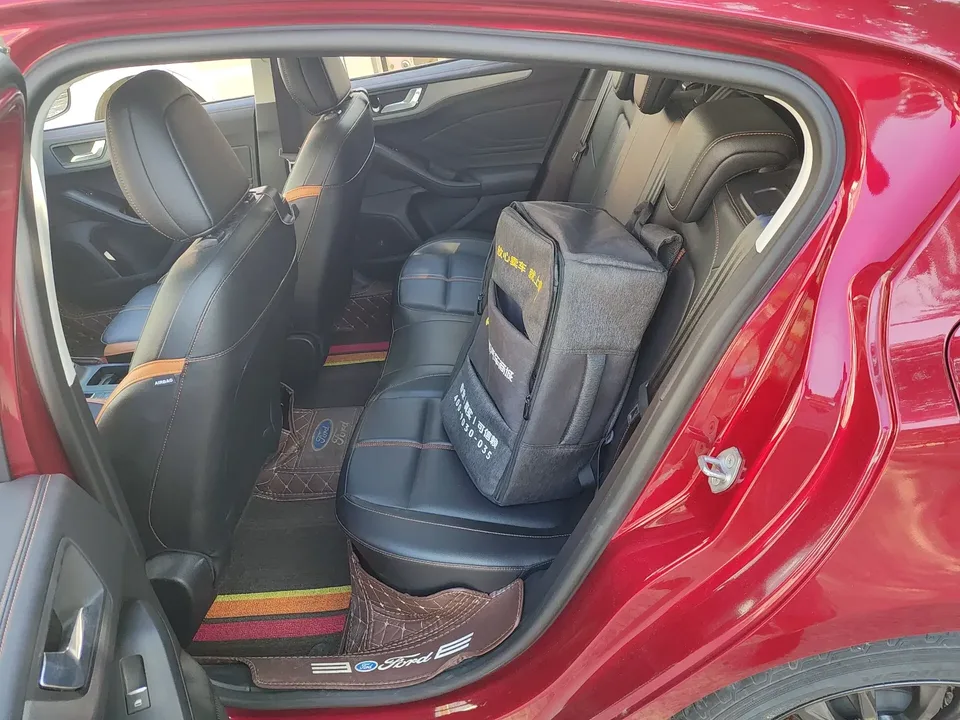 Ford Focus fox 2022 Sedan EcoBoost 180 Automatic Competition Edition 2023 — миниатюра 3