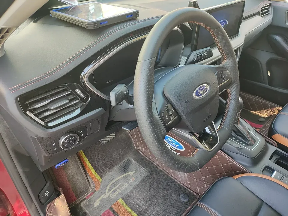Ford Focus fox 2022 Sedan EcoBoost 180 Automatic Competition Edition 2023 — миниатюра 4