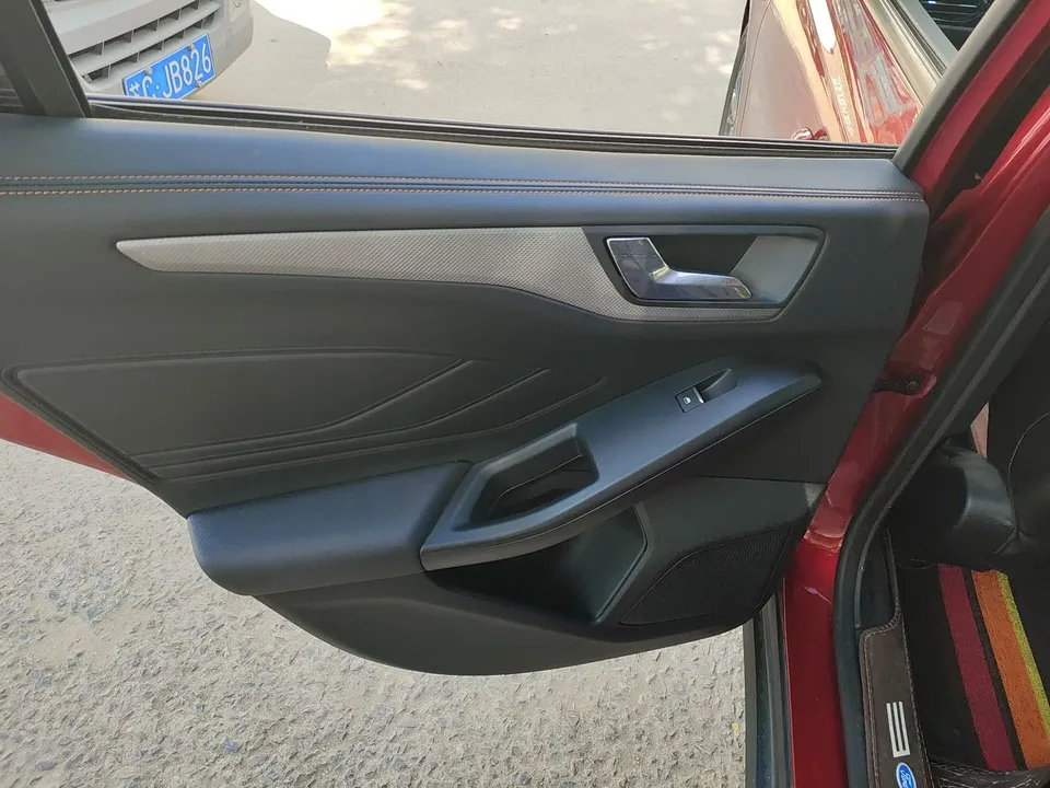 Ford Focus fox 2022 Sedan EcoBoost 180 Automatic Competition Edition 2023 — миниатюра 5