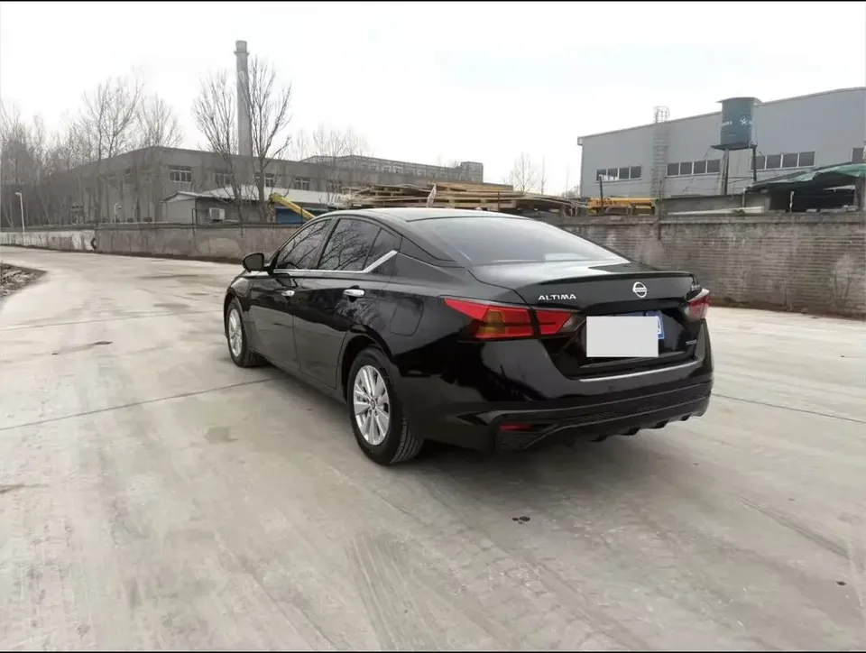 Nissan Altima Sound of nature 2020 Facelift 2.0L XE Fashion Edition 2022 — thumbnail 4