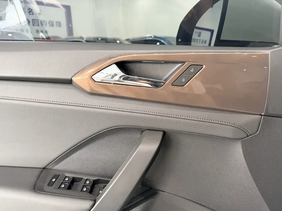 Volkswagen Tharu tuyue 2021 280TSI 2WD Deluxe Edition 2022 — thumbnail 4