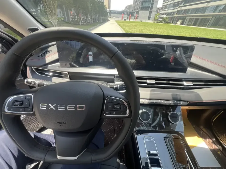Exeed LX Chasing the stars 2022 Riding the Wind and Waves Edition 1.5T CVT Good Things Peanut Edition 2023 — thumbnail 3