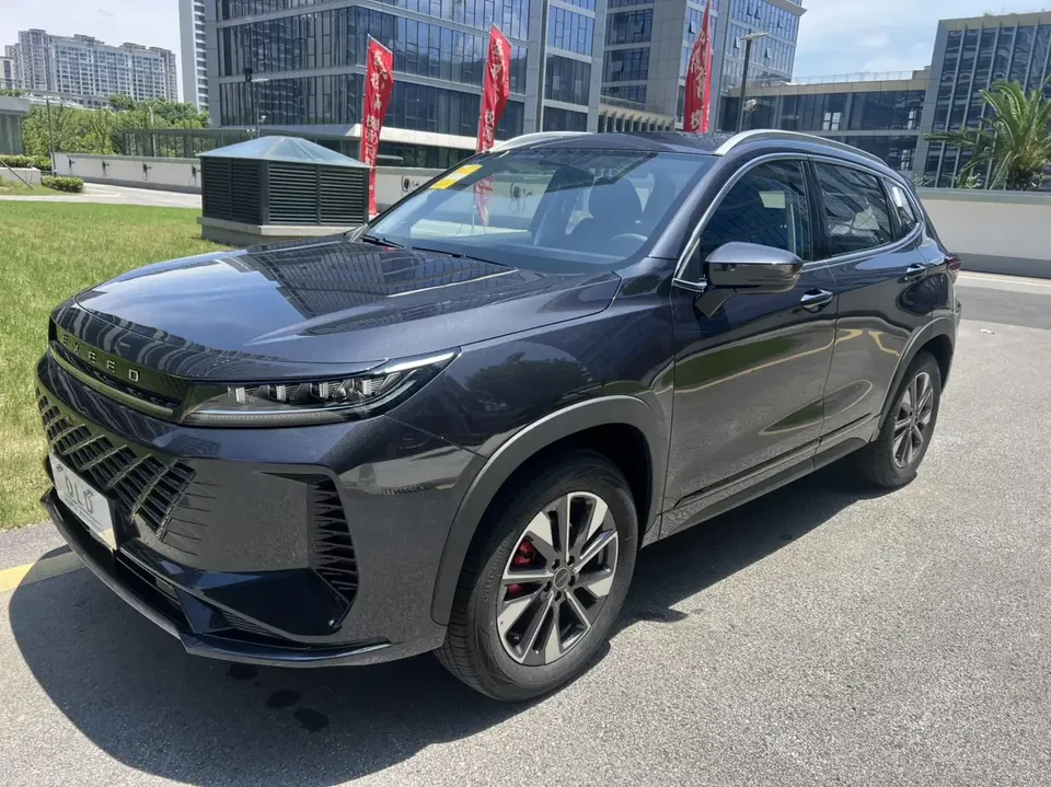 Exeed LX Chasing the stars 2022 Riding the Wind and Waves Edition 1.5T CVT Good Things Peanut Edition 2023 — photo 1, buy with delivery to Moscow
