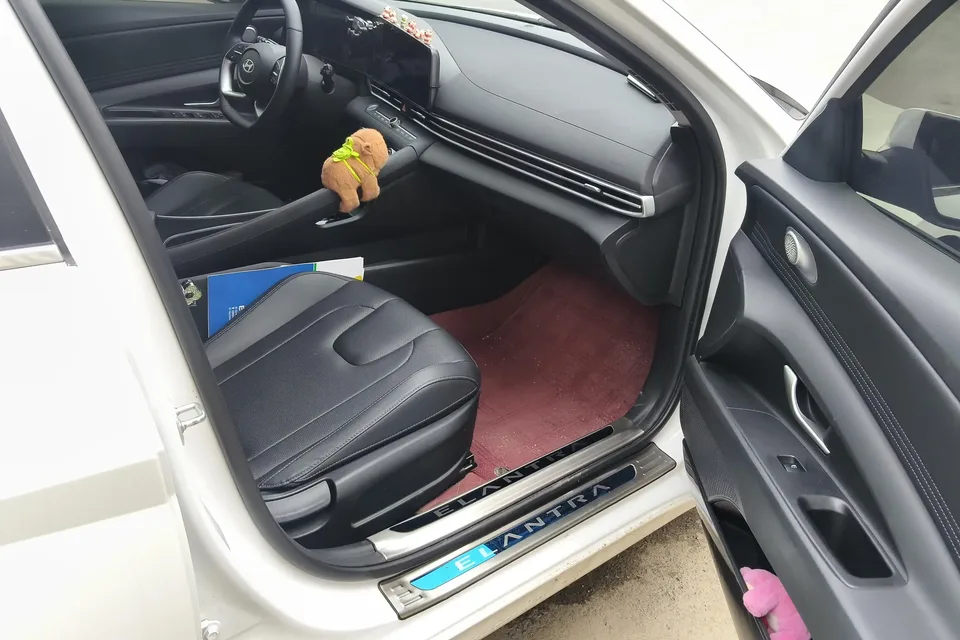 Hyundai Elantra Elantra 2023 1.5L CVT LUX Premium Edition 2025 — thumbnail 3