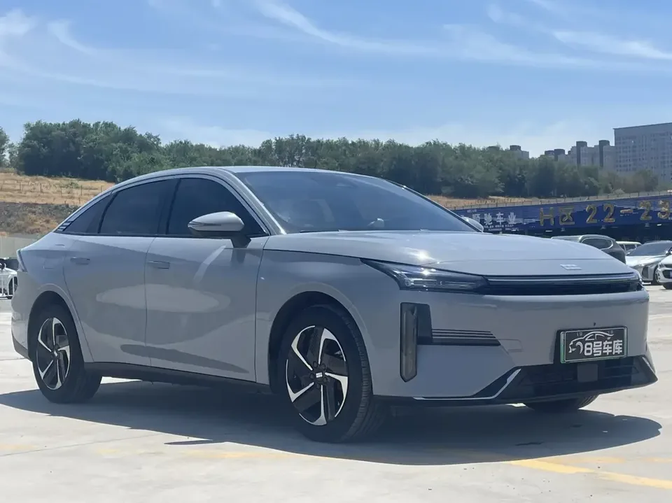 Geely Galaxy L6 Galaxy L6 2024 Longteng version 1.5T DHT 125km PLUS 2024 — thumbnail 3