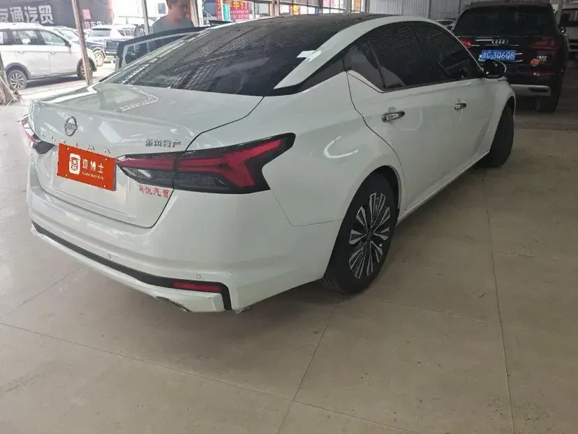 Nissan Altima Sound of nature 2024 2.0L SV Black Gold Edition 2025 — thumbnail 4