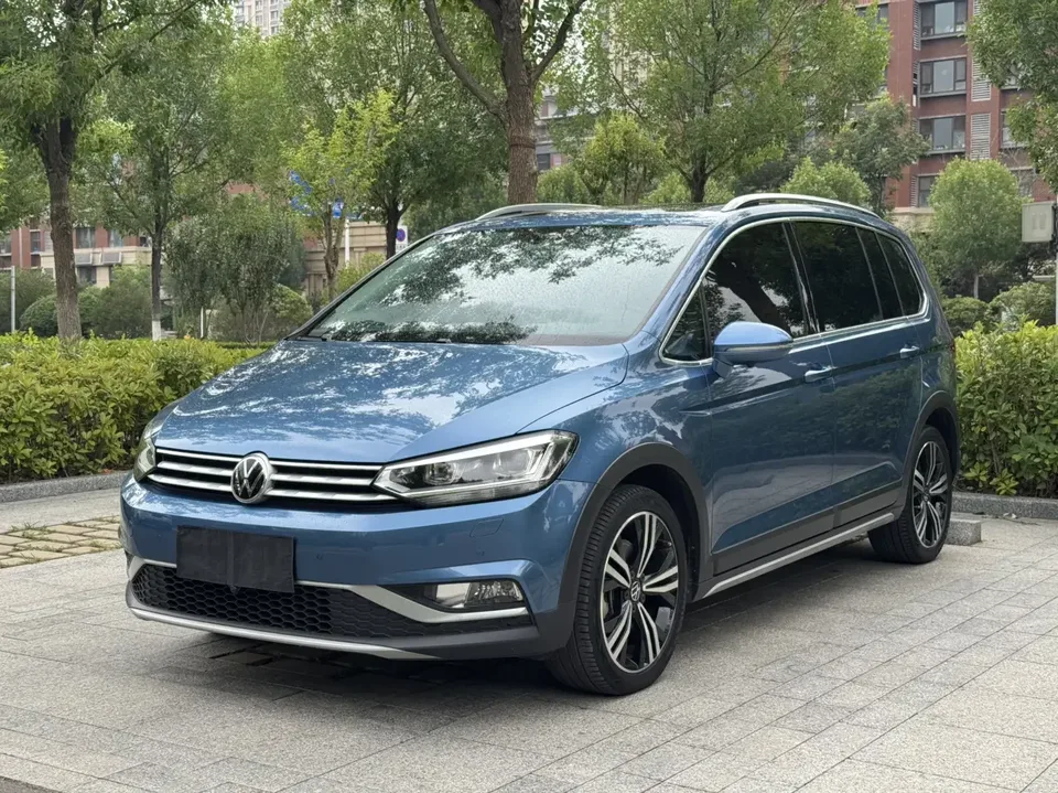 Volkswagen Touran L Touran L 2021 280TSI DSG 7-seater 2022 — photo 1, buy with delivery to Moscow