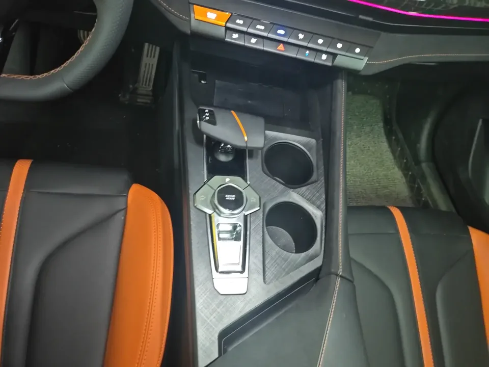 Changan UNI-V Changan UNI-V 2025 1.5T 500Bar Premium Sports 2026 — миниатюра 4