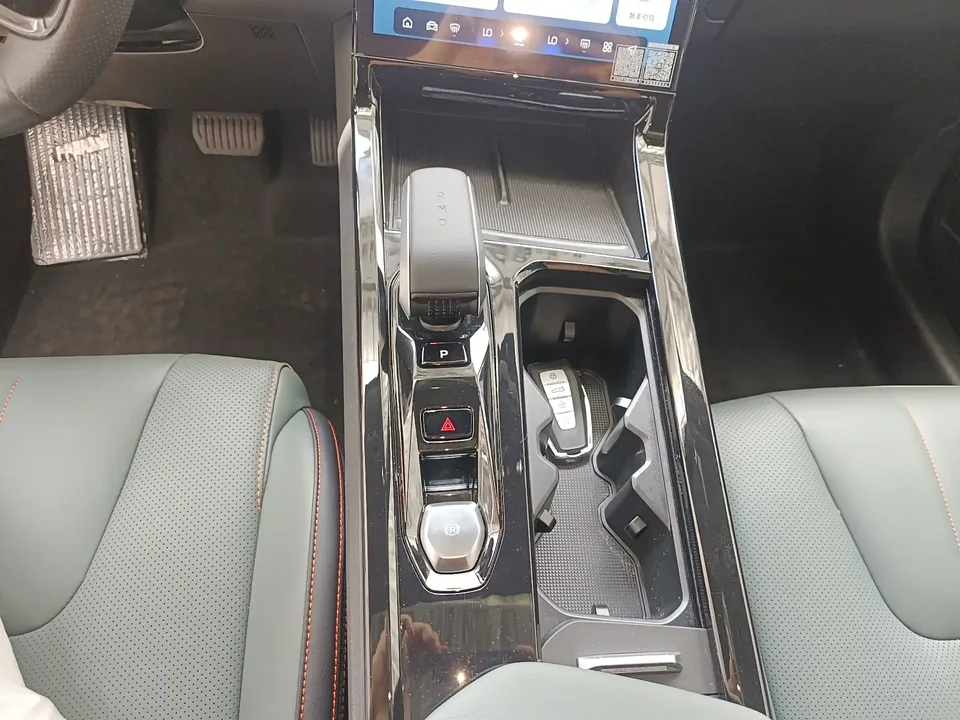 Geely Atlas Boyue 2024 1.5TD Dragon Edition 2025 — миниатюра 4