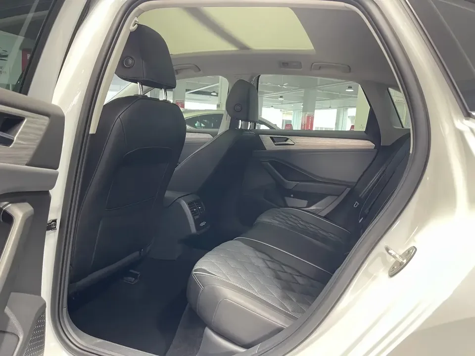 Volkswagen Sagitar Sagitar 2023 300TSI DSG Beyond Edition 2024 — thumbnail 3