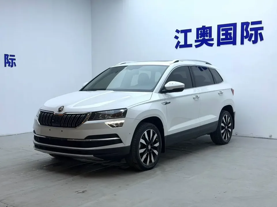 Skoda Karoq Korok 2021 TSI280 Deluxe 2022 — photo 1, buy with delivery to Moscow