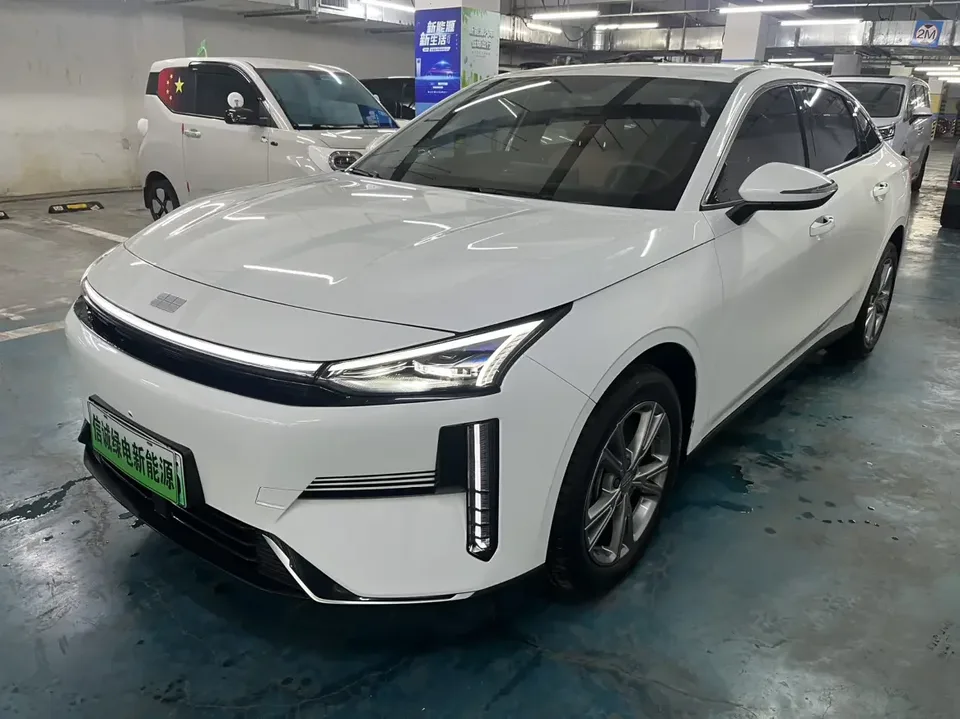 Geely Galaxy L6 Galaxy L6 2025 1.5 EM-i DHT 140KM Long-distance Version 2025 — photo 1, buy with delivery to Moscow