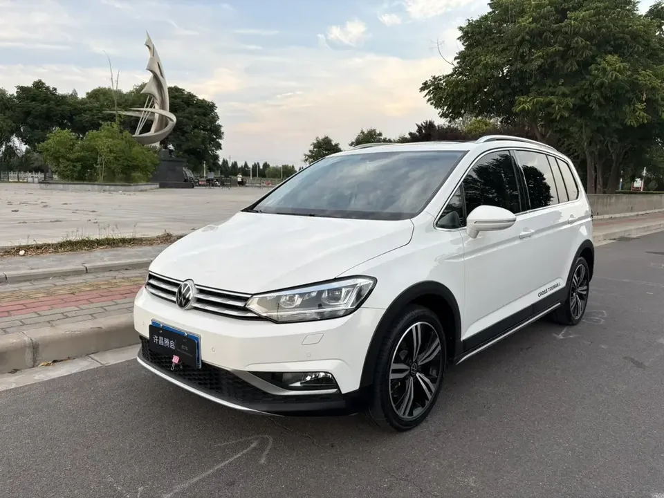 Volkswagen Touran L Touran L 2021 280TSI DSG 7-seater 2022 — photo 1, buy with delivery to Moscow