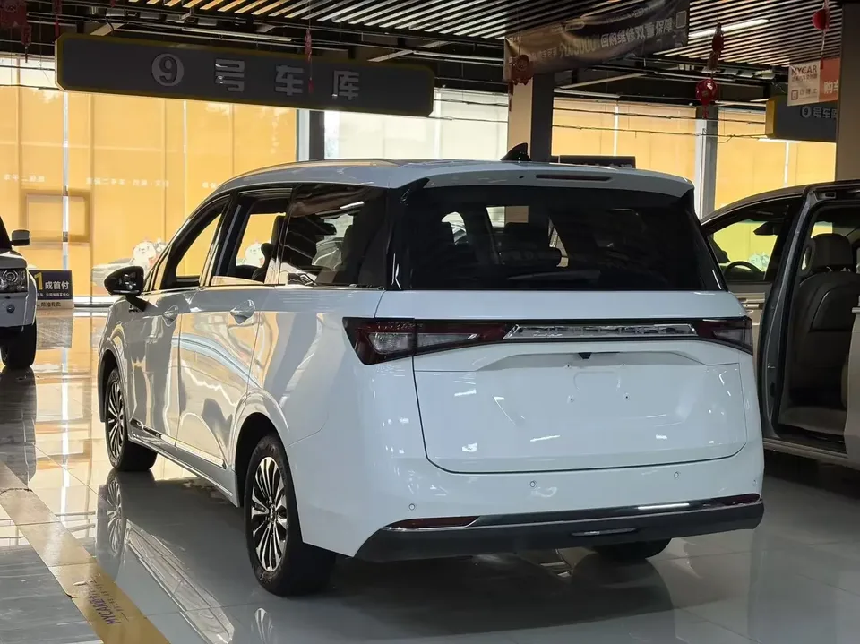 Wuling Jiachen Wuling Jiachen 2022 1.5T CVT Premium Flagship Model 2023 — thumbnail 4