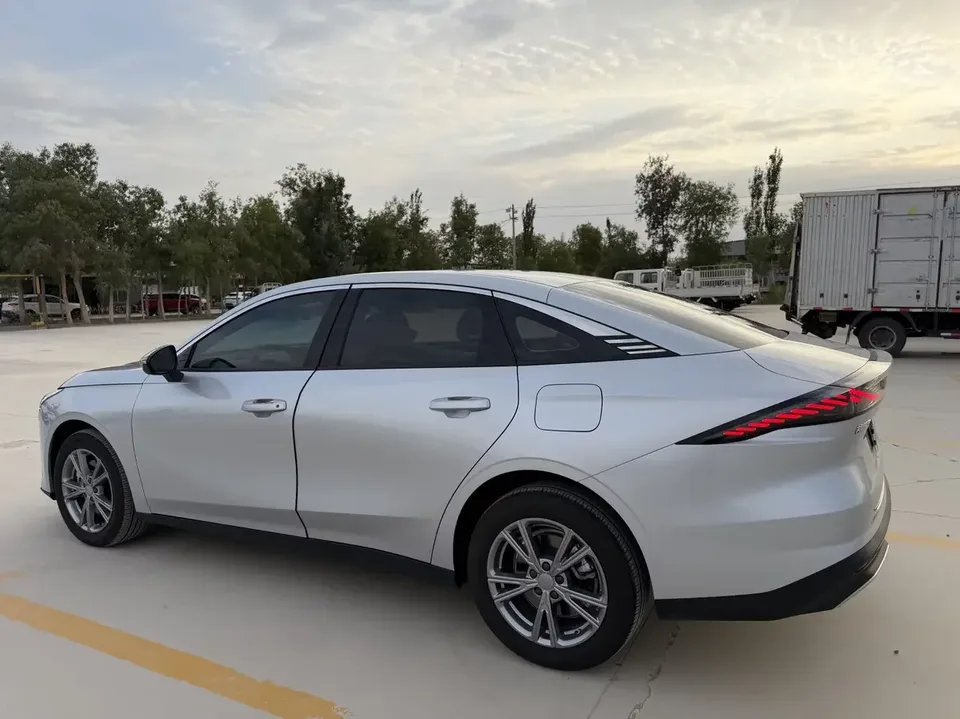 Geely Galaxy L6 Galaxy L6 2025 1.5 EM-i DHT 140KM Long-distance Version 2025 — thumbnail 4