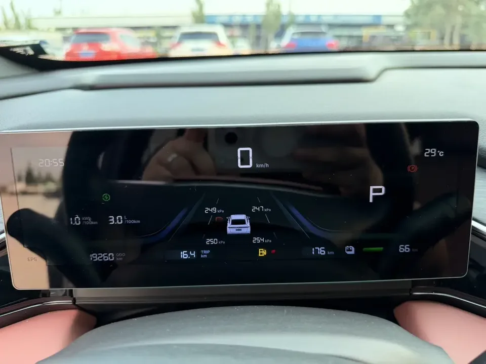 Geely Galaxy L6 Galaxy L6 2025 1.5 EM-i DHT 140KM Long-distance Version 2025 — thumbnail 5