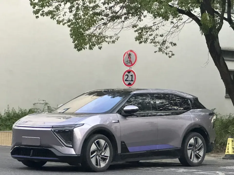 HiPhi Y HiPhi Y 2023 560km Pioneer Edition 2023 — photo 1, buy with delivery to Moscow
