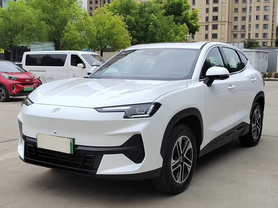 Jietu Shanhai JETOUR SHANHAI L6 JETOUR SHANHAI L6 2024 1.5TD DHT ULTRA 2025 — photo 1, buy with delivery to Moscow