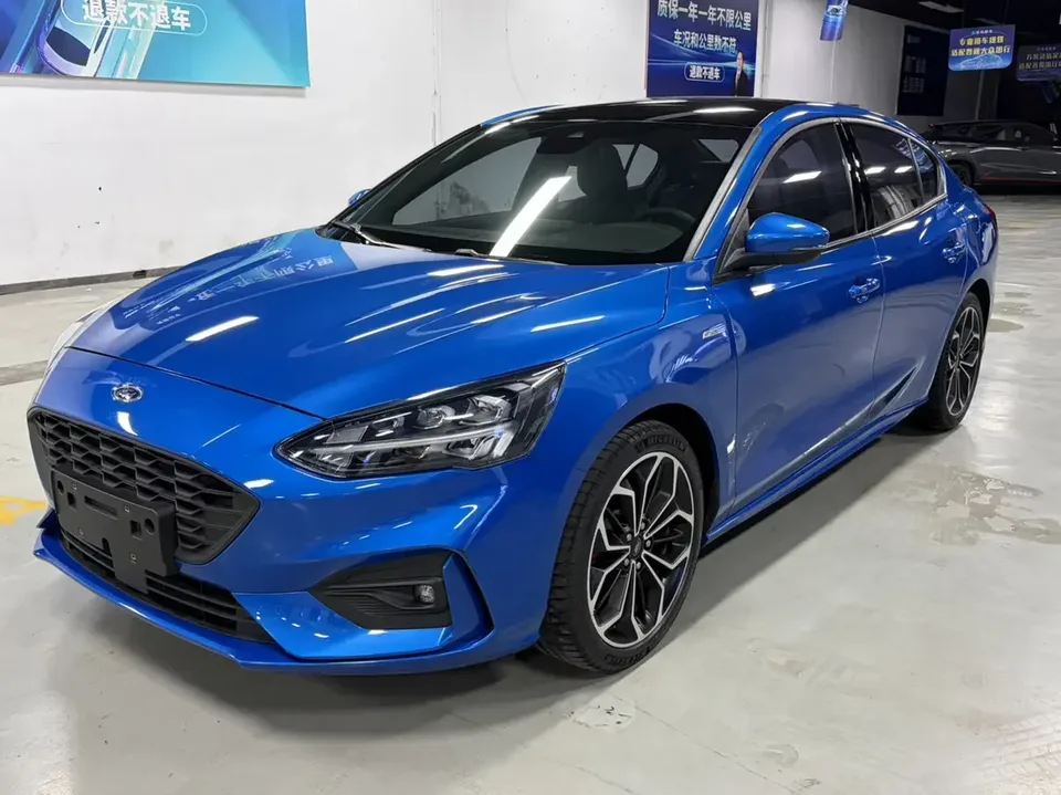 Ford Focus fox 2021 Sedan EcoBoost 180 Automatic ST Line 2022 — photo 1, buy with delivery to Moscow