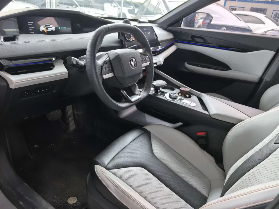 Changan UNI-V Smart Electric iDD Changan UNI-V Smart Electric iDD 2024 Blue Whale iDD 136km Smart Edition 2024 — thumbnail 3