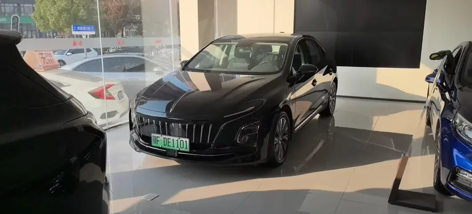 Hongqi E-QM5 Hongqi E-QM5 2022 Charging 431km LeXiang Edition 5-seater 2022 — photo 1, buy with delivery to Moscow
