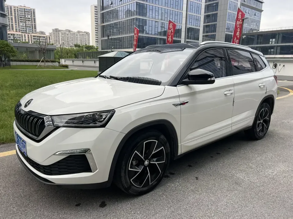 Skoda Kamiq Komic GT 2020 TSI230 DSG flagship version 2022 — photo 1, buy with delivery to Moscow