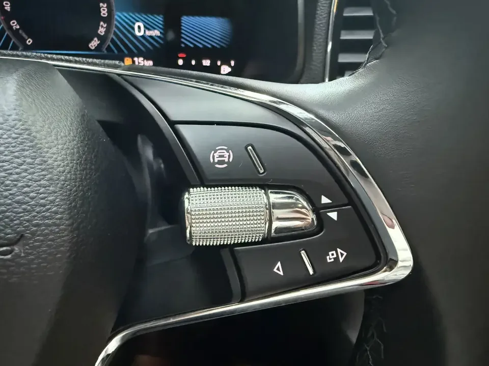 Skoda Karoq Korok 2022 TSI280 Premium Edition 2023 — thumbnail 3