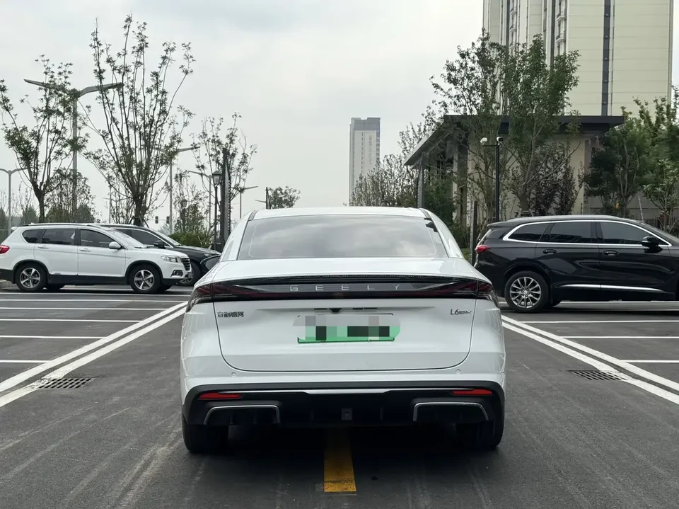 Geely Galaxy L6 Galaxy L6 2025 1.5 EM-i DHT 140KM Long-distance Version 2025 — thumbnail 2