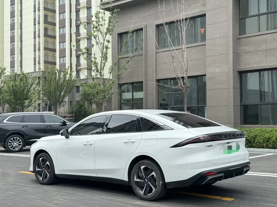 Geely Galaxy L6 Galaxy L6 2025 1.5 EM-i DHT 140KM Long-distance Version 2025 — thumbnail 4