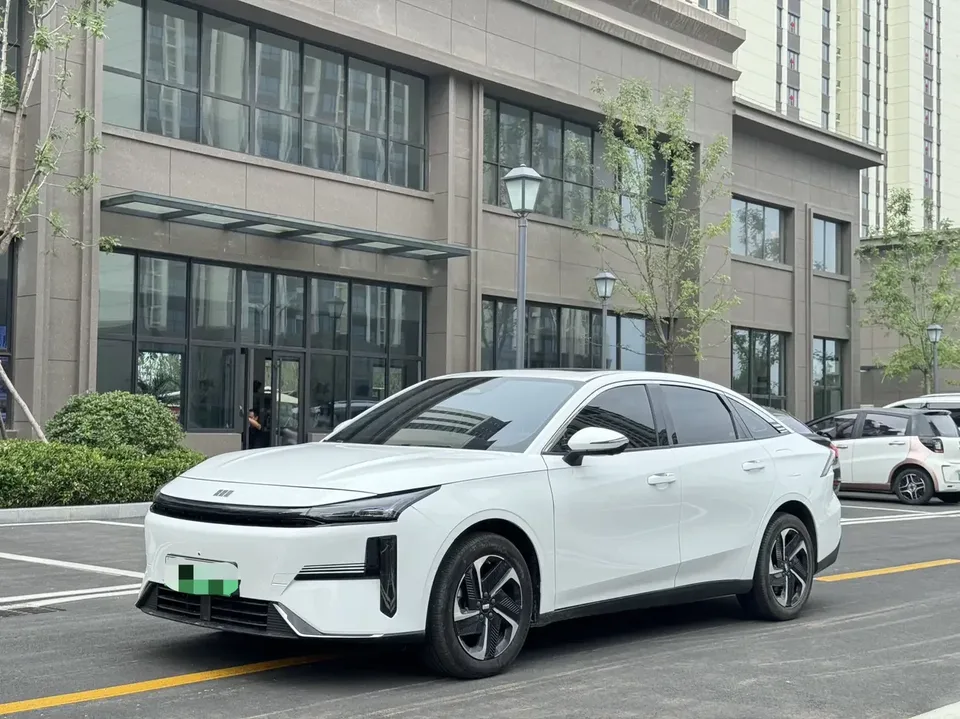 Geely Galaxy L6 Galaxy L6 2025 1.5 EM-i DHT 140KM Long-distance Version 2025 — photo 1, buy with delivery to Moscow