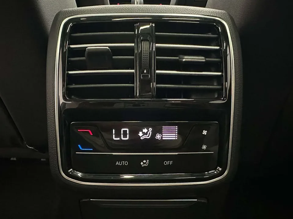 Volkswagen Magotan Magotan 2023 2 millionth anniversary edition 280TSI DSG leading model 2023 — thumbnail 3
