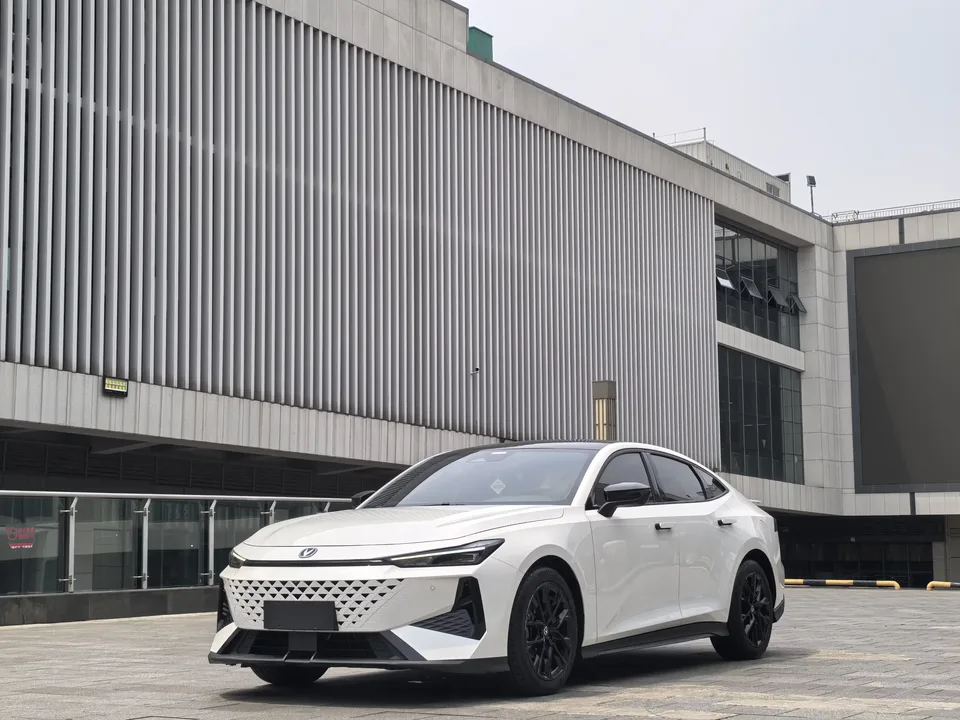 Changan UNI-V Changan UNI-V 2024 1.5T Premium 2024 — photo 1, buy with delivery to Moscow