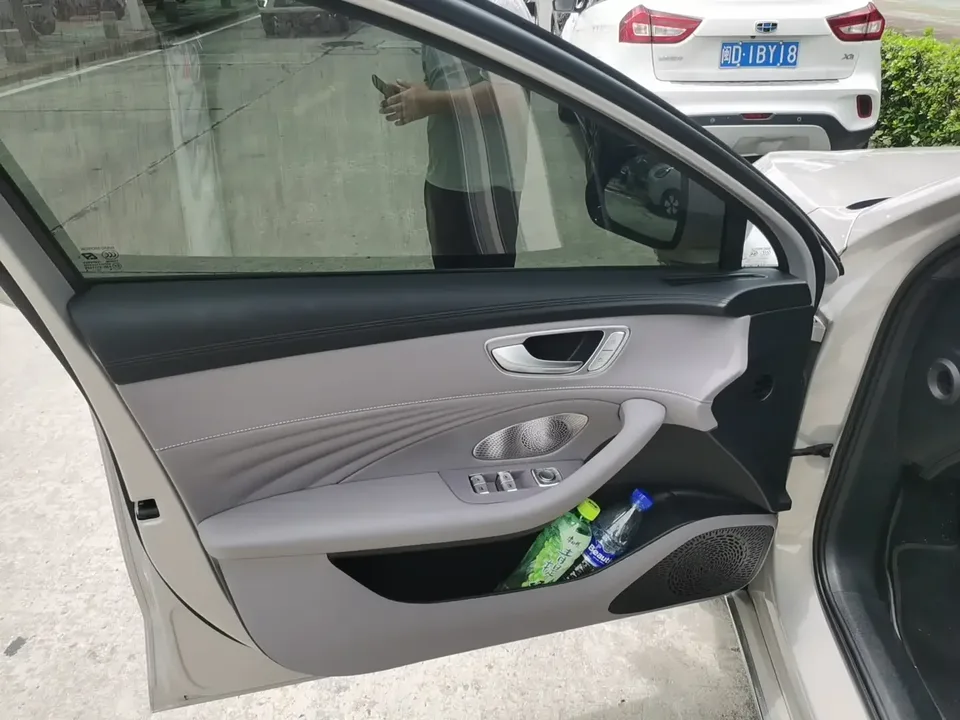 Roewe M7 DMH Roewe M7 DMH 2025 160km Premium Edition 2026 — миниатюра 5