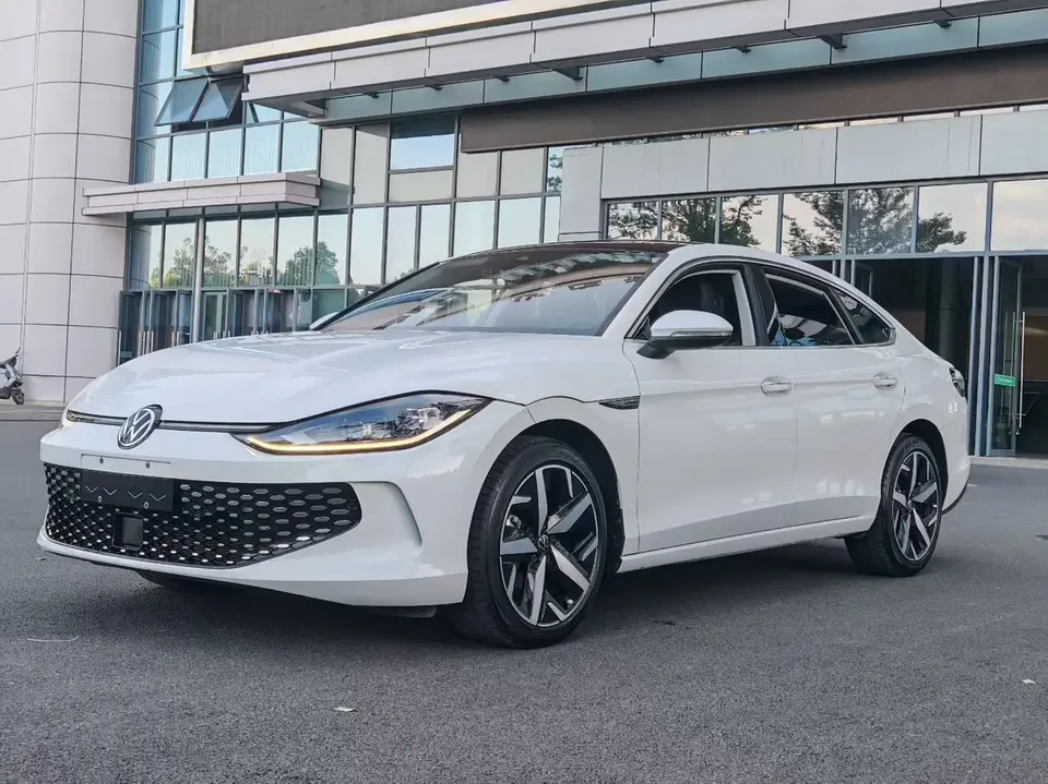 Volkswagen Lamando Lingdu 2024 Lingdu L 280TSI DSG Hot Edition 2024 — photo 1, buy with delivery to Moscow