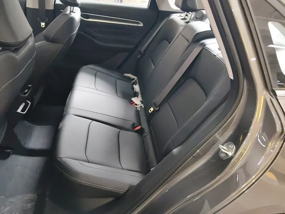 Geely Emgrand emgrand 2026 4 Million Commemorative Edition 1.5L CVT Flying Model 2026 — миниатюра 4