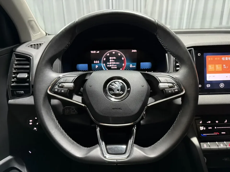 Skoda Karoq Korok 2023 TSI280 Luxury Edition 2023 — thumbnail 4