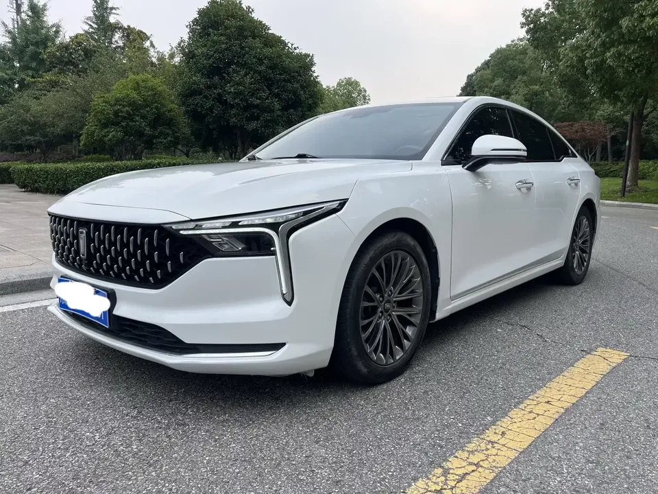 FAW Bestune B70 Pentium B70 2023 Third Generation 1.5T Automatic Enjoy 70th Anniversary Edition 2024 — photo 1, buy with delivery to Moscow