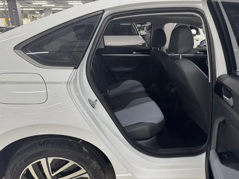 Volkswagen Lavida Lavida 2023 1.5L Automatic 5 Million Edition 2022 — миниатюра 4