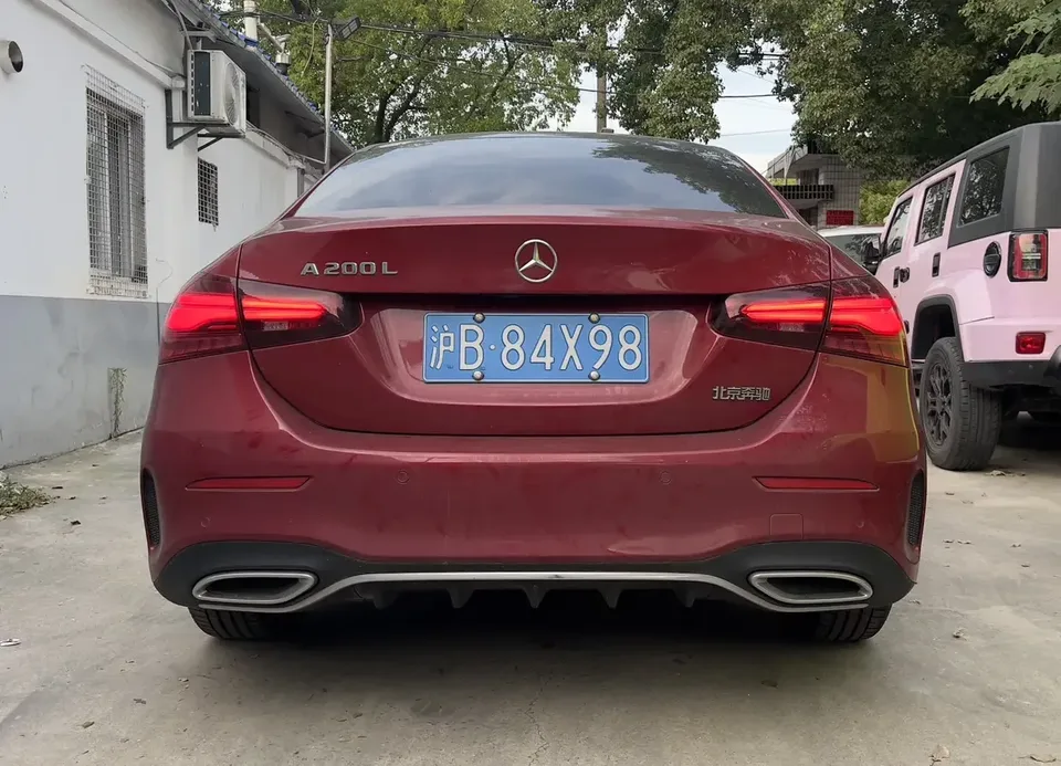 Mercedes-Benz Klasa A Mercedes Benz A Class 2023 A 200 L Sports Sedan Fashion Edition 2024 — миниатюра 2