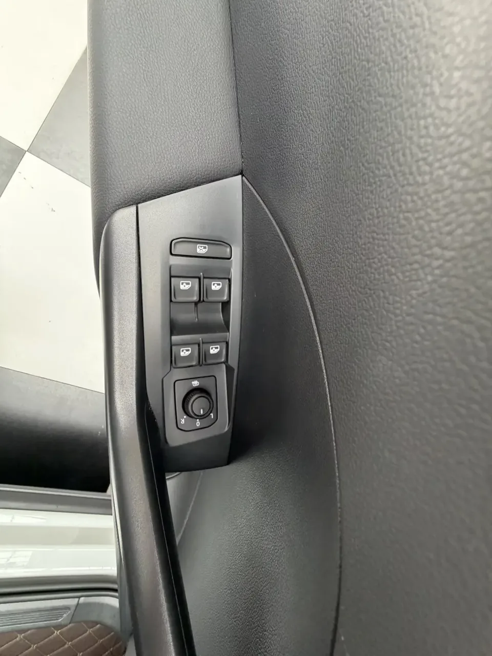 Volkswagen Explore the shadows Explore the shadows 2021 1.5L Automatic Smart Link Edition 2022 — thumbnail 3