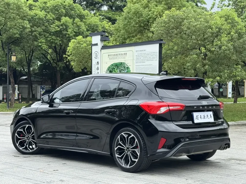 Ford Focus fox 2021 Hatchback EcoBoost 180 Automatic ST Line 2022 — thumbnail 2