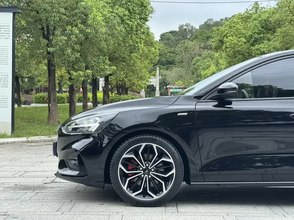 Ford Focus fox 2021 Hatchback EcoBoost 180 Automatic ST Line 2022 — thumbnail 4
