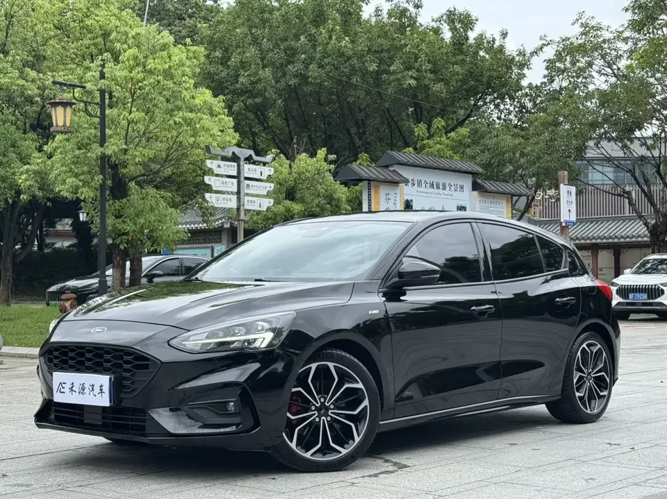 Ford Focus fox 2021 Hatchback EcoBoost 180 Automatic ST Line 2022 — photo 1, buy with delivery to Moscow