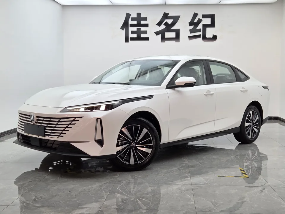 Changan Eado PHEV Eado PHEV 2025 Smart New Blue Whale 145KM Battleship Edition 2026 — photo 1, buy with delivery to Moscow