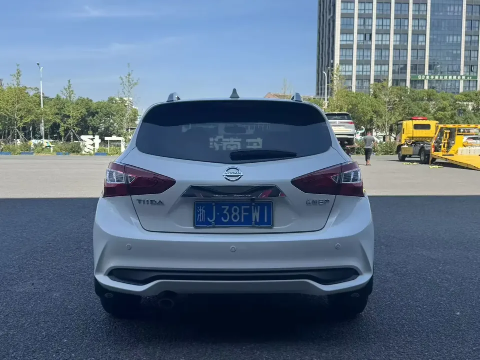 Nissan Tiida Tiida 2024 1.6L CVT Cool Edition 2025 — thumbnail 2