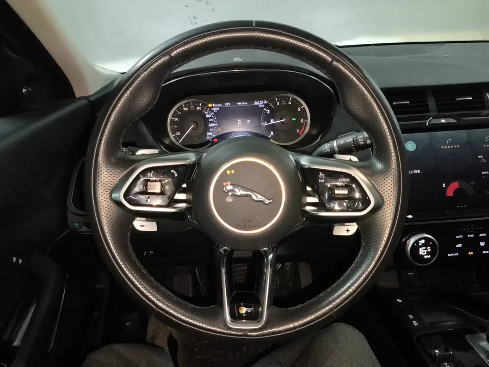 Jaguar E-Pace Jaguar E-PACE 2024 Youth Sports Edition R-DYNAMIC 2024 — thumbnail 4